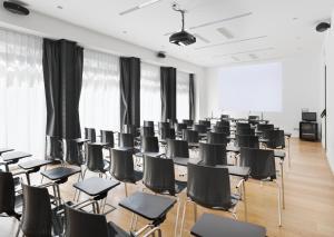 The business area and/or conference room at Palace Suite