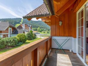 einen Balkon mit Bergblick in der Unterkunft Apartment Aineckblick-7 by Interhome in Sankt Margarethen im Lungau