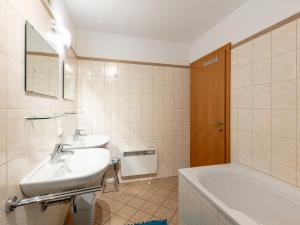 ห้องน้ำของ Apartment Aineckblick-7 by Interhome
