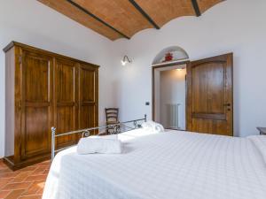 A bed or beds in a room at Apartment Villa Caggio-1 by Interhome