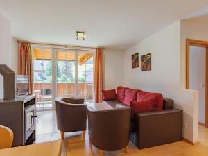 un salon avec un canapé et une table dans l'établissement Apartment Top 8 by Interhome, à Sankt Margarethen im Lungau 37 autres photos