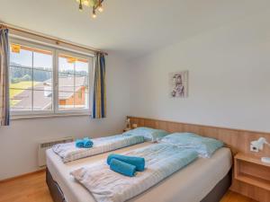 une chambre avec un lit avec des oreillers bleus dessus dans l'établissement Apartment Top 8 by Interhome, à Sankt Margarethen im Lungau