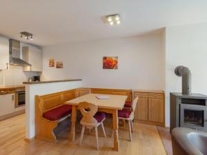 une cuisine avec une table et des chaises en bois dans l'établissement Apartment Top 8 by Interhome, à Sankt Margarethen im Lungau