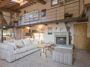 - un salon avec un canapé et une cheminée dans l'établissement Holiday Home L'Orlo del Bosco by Interhome, à Levane