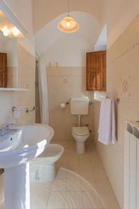 La salle de bains est pourvue d'un lavabo blanc et de toilettes. dans l'établissement Holiday Home Borgo Agrituristico Il Pino-1 by Interhome, à Crecchio