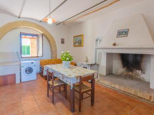 - un salon avec une table et une cheminée dans l'établissement Holiday Home Borgo Agrituristico Il Pino-1 by Interhome, à Crecchio