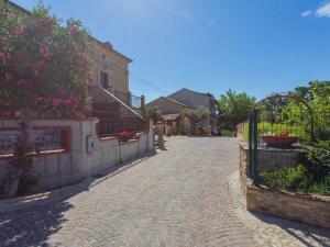 une rue pavée avec une clôture et une maison dans l'établissement Holiday Home Borgo Agrituristico Il Pino-1 by Interhome, à Crecchio