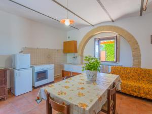een grote keuken met een tafel en een bank bij Holiday Home Borgo Agrituristico Il Pino-1 by Interhome in Crecchio