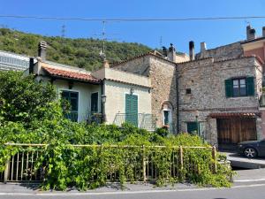 ein Haus mit einem Zaun davor in der Unterkunft Holiday Home Casa del Pernambuco - PTL205 by Interhome in Ranzi