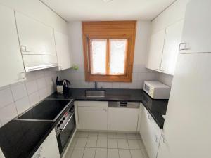 Apartment Utoring Acletta-150 by Interhomeにあるキッチンまたは簡易キッチン