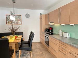ครัวหรือมุมครัวของ Apartment Sonnseit Living - WIL220 by Interhome