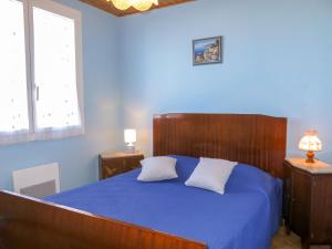 レ・サ​​ーブル・ドロンヌにあるHoliday Home Le Hameau du Phare by Interhomeの青いベッドルーム(ブルーベッド1台、枕2つ付)