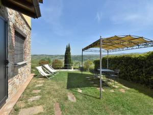 A garden outside Apartment La Corte Bricca - Bilo A by Interhome