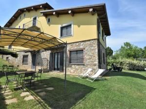 A garden outside Apartment La Corte Bricca - Bilo A by Interhome