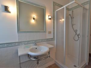 A bathroom at Apartment La Corte Bricca - Bilo A by Interhome