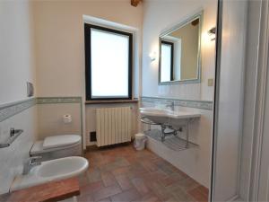 A bathroom at Apartment La Corte Bricca - Bilo A by Interhome