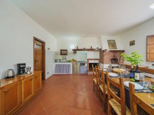 Nhà bếp/bếp nhỏ tại Holiday Home Buratto by Interhome