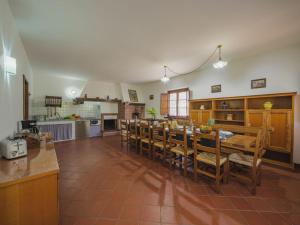 Reštaurácia alebo iné gastronomické zariadenie v ubytovaní Holiday Home Buratto by Interhome