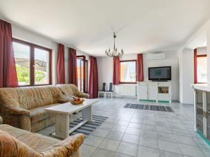 Televízia a/alebo spoločenská miestnosť v ubytovaní Holiday Home Lago by Interhome