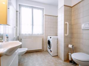 Ένα μπάνιο στο Apartment Amelia by Interhome