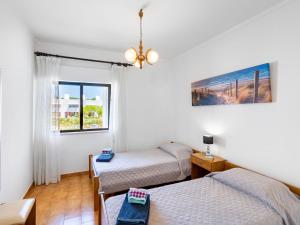 een slaapkamer met twee bedden en een raam bij Apartment Quinta do Torrejão by Interhome in Porches
