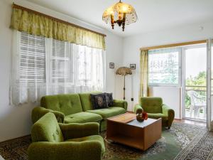 フォニョードにあるHoliday Home Dahlia by Interhomeのリビングルーム(緑のソファ、テーブル付)
