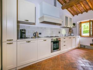 Η κουζίνα ή μικρή κουζίνα στο Apartment Francigena-4 by Interhome +51 φωτογραφίες