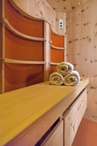 zwei Bagels auf einer Theke in einem Raum in der Unterkunft Apartment Am Bärenkopf by Interhome in Maurach