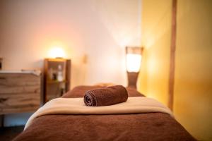Postel nebo postele na pokoji v ubytování Naturhotel Holzwurm