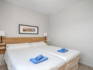 Sitio de CalahondaにあるApartment Calahonda Royale by Interhomeの白いベッドに青いタオル2枚が備わります。