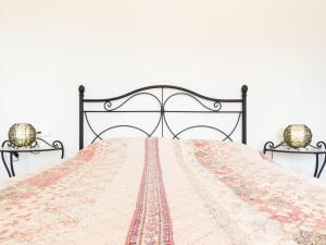 Una cama con dos lámparas encima. en Holiday Home Lleida by Interhome, en Torredembarra