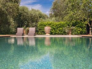 einen Pool mit zwei Liegestühlen im Hof in der Unterkunft Holiday Home Podere Fontemaggio - Fienile by Interhome in Colle di Val d’Elsa