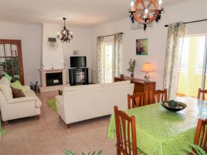 エストーイにあるHoliday Home Paraíso by Interhomeの白いソファとテーブルのあるリビングルーム +22枚の写真