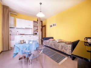 een woonkamer met een tafel en een bank bij Apartment Squisleep-1 by Interhome in San Daniele del Friuli