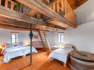 um quarto com 4 camas e um tecto de madeira em Holiday Home Ruprechtovský mlýn by Interhome em Ruprechtov