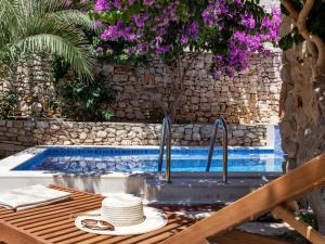 Bazén v ubytování Holiday Home Marijan by Interhome nebo v jeho okolí