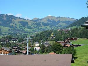 una piccola cittadina in una valle con una montagna di Apartment Arduus by Interhome a Gstaad