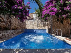 Bazén v ubytování Holiday Home Marijan by Interhome nebo v jeho okolí