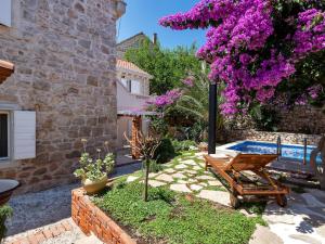 Bazén v ubytování Holiday Home Marijan by Interhome nebo v jeho okolí