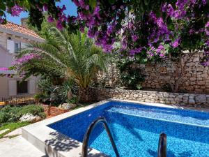 Bazén v ubytování Holiday Home Marijan by Interhome nebo v jeho okolí