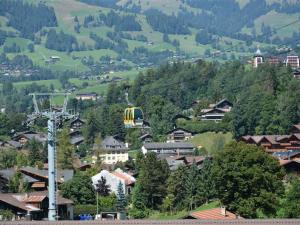 una gondola che vola sopra una città in montagna di Apartment Arduus by Interhome a Gstaad