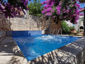 Bazén v ubytování Holiday Home Marijan by Interhome nebo v jeho okolí