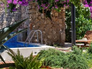 Bazén v ubytování Holiday Home Marijan by Interhome nebo v jeho okolí