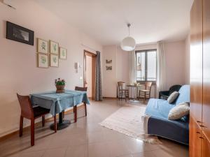 sala de estar con mesa y sofá en Apartment Squisleep-2 by Interhome en San Daniele del Friuli