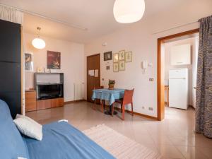 sala de estar con mesa y comedor en Apartment Squisleep-2 by Interhome en San Daniele del Friuli
