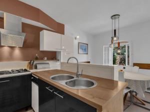 Kuchyň nebo kuchyňský kout v ubytování Holiday Home Marijan by Interhome