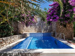 Bazén v ubytování Holiday Home Marijan by Interhome nebo v jeho okolí