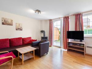 salon z kanapą i telewizorem w obiekcie Apartment Top 5 by Interhome w mieście Sankt Margarethen im Lungau