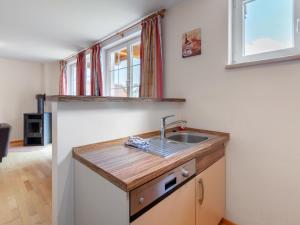 kuchnia ze zlewem i oknem w obiekcie Apartment Top 5 by Interhome w mieście Sankt Margarethen im Lungau +34 zdjęcia