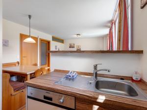 kuchnia ze zlewem i drewnianym blatem w obiekcie Apartment Top 5 by Interhome w mieście Sankt Margarethen im Lungau